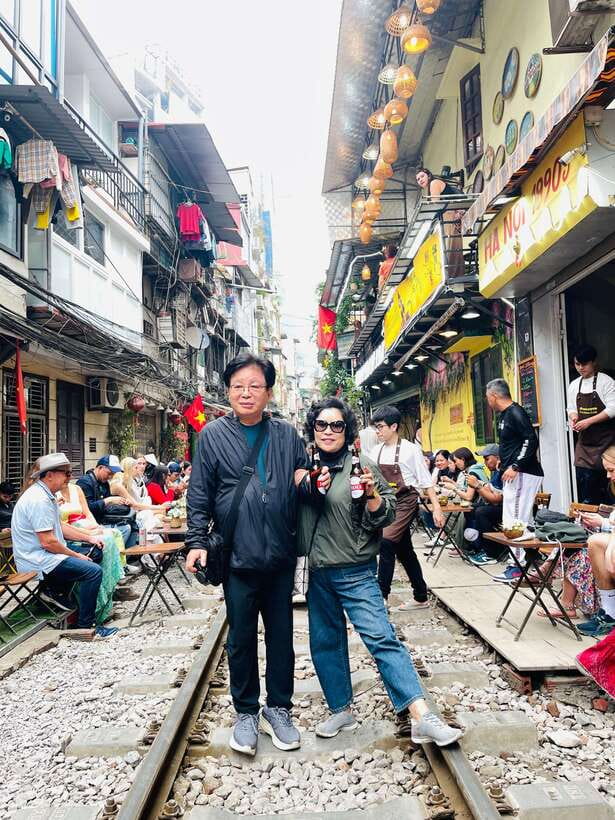Hanoi Exclusive Craft Beer Bus: Cultural Sightseeing Tour - Train Street and the close-up railway view