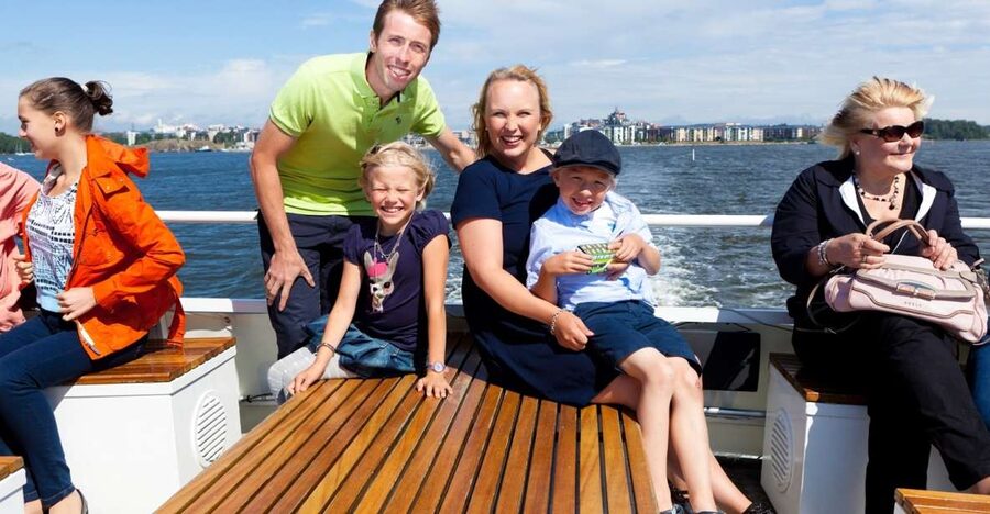 Helsinki: 48-Hour Bus & Boat Combo Tour - Language options and the style of commentary