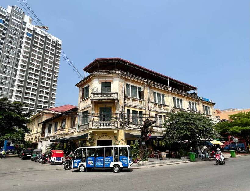 Heritage tour of Phnom Penh in electric bus - The tablet is more than an audio guide