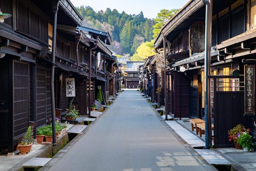 HIDA:Let's go to Takayama & Shirakawago on public bus! - Walking through old Takayama