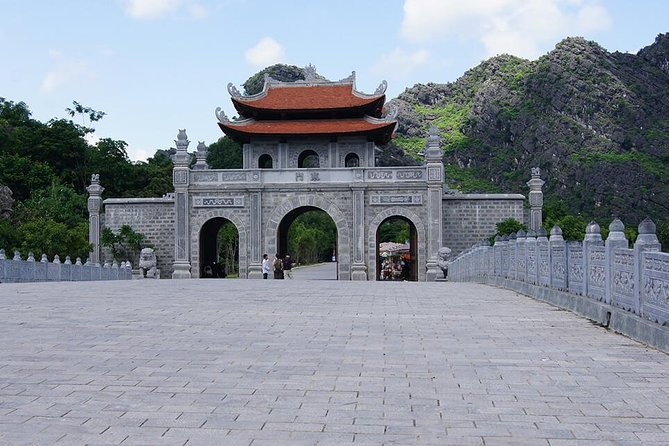 Hoa Lu -Tam Coc - Mua Cave Full Day Trip with Limousine Bus - Who should book this tour?