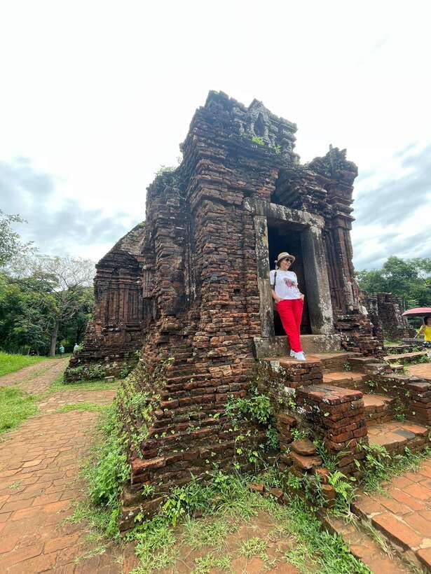 Hoi An: My Son Ruins; Bus-Boat-Cultural Show-Lunch-Guide - Lunch with local dishes and useful choices