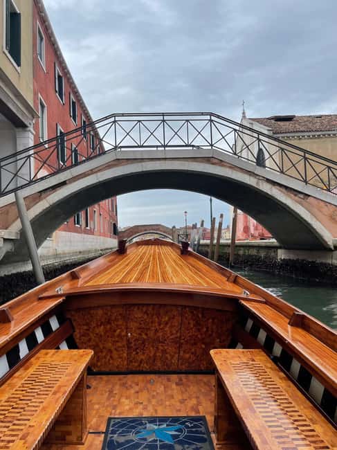 Hop on board an old Venetian boat - Setting out from Zattere