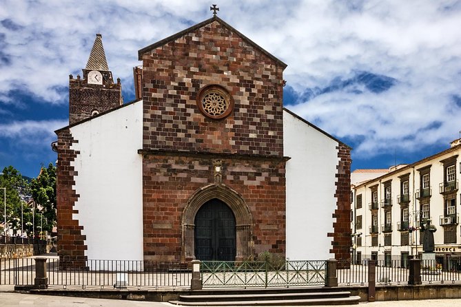 Hop-on Hop-off Bus Tour and Catamaran Whale & Dolphin Watching - Start at Avenida do Mar and work through central Funchal