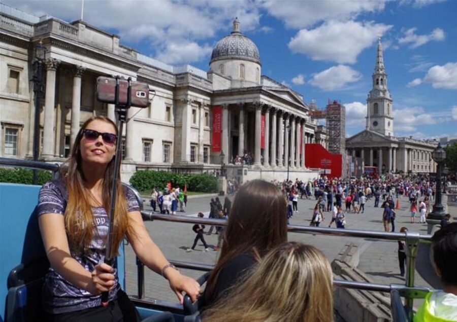 Hop-on Hop-off London Bus Tour & The London Eye - Buckingham Palace and the ceremonial center