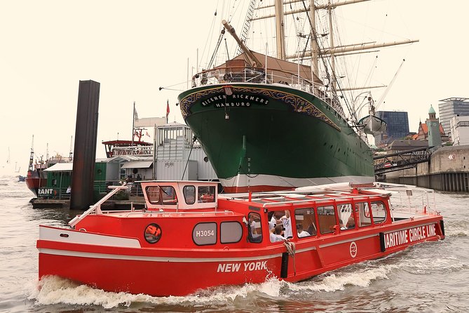 Hop-on hop-off on the water with the Maritime Circle Line in Hamburg - Starting at the Landungsbrücken
