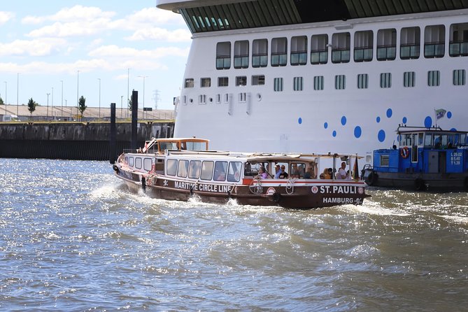 Hop-on hop-off on the water with the Maritime Circle Line in Hamburg - Speicherstadt and the limits of a water route