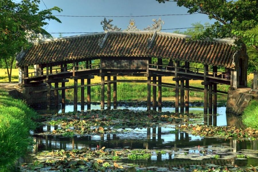Hue to Hoi An by bus: Hai Van Pass, Lang Co, Marble mountain - 8:00 AM in Hue: the practical start