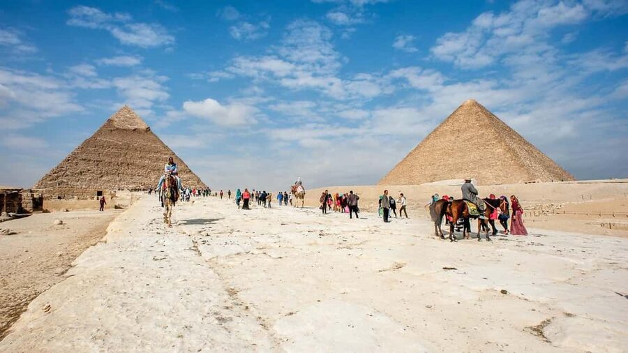 Hurghada to Cairo: Full-Day Tour one way Bus & Flight Return - Lunch and the limits of a group meal