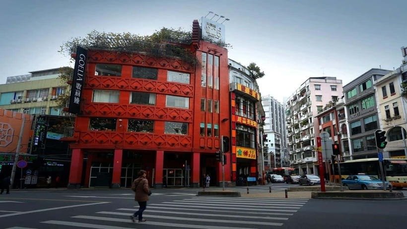 "Impressions of Guangzhou" Cultural Double-Decker Bus - Cantonese tea and the three-tiered dim sum box
