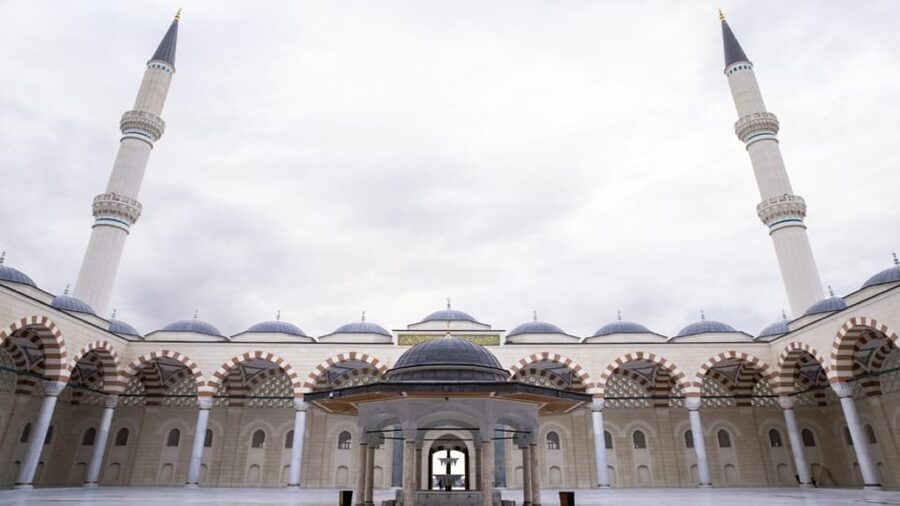 Istanbul: City Hightlights Bus Tour and Bosphorus Cruise - Lunch at a local restaurant