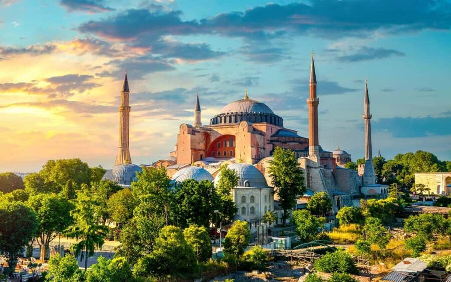 Istanbul: Old City And Bosphorus Bus Tour with Lunch - A short stop at the Spice Bazaar