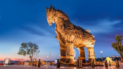 Troy Guided Bus Tour with Ferry Tickets & Lunch