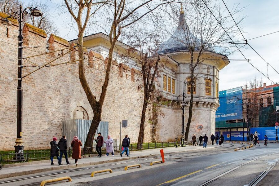 Istanbul: Two Continents Evening Bus Tour with Commentary - Galataport and Dolmabahce Palace