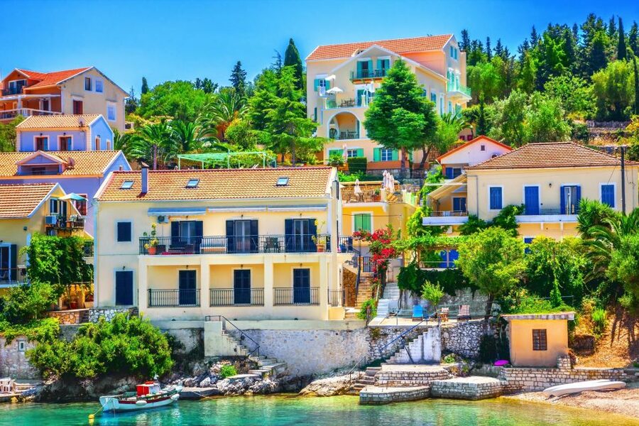 Kefalonia: Island Highlights Bus and Boat Tour with Lunch - Guides, buses, and the pace of the day