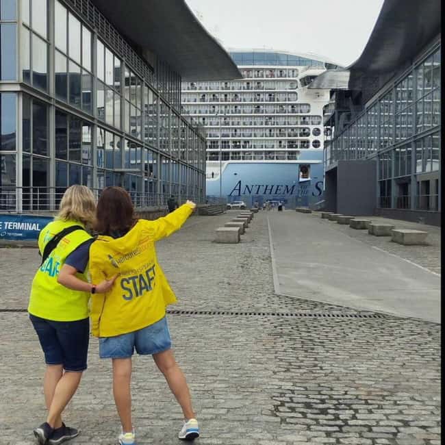 La Coruna: Sightseeing Bus Tour for Cruisers - Finding the yellow meeting point at the port