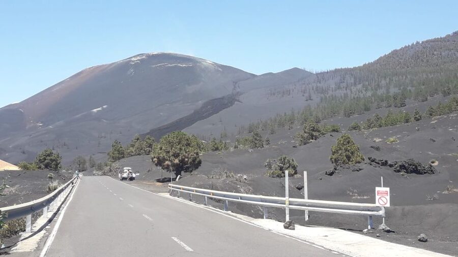 La Palma: San Antonio and Teneguia Volcanos Tour by 4x4 Bus - San Antonio and Teneguía, two volcanoes with different stories