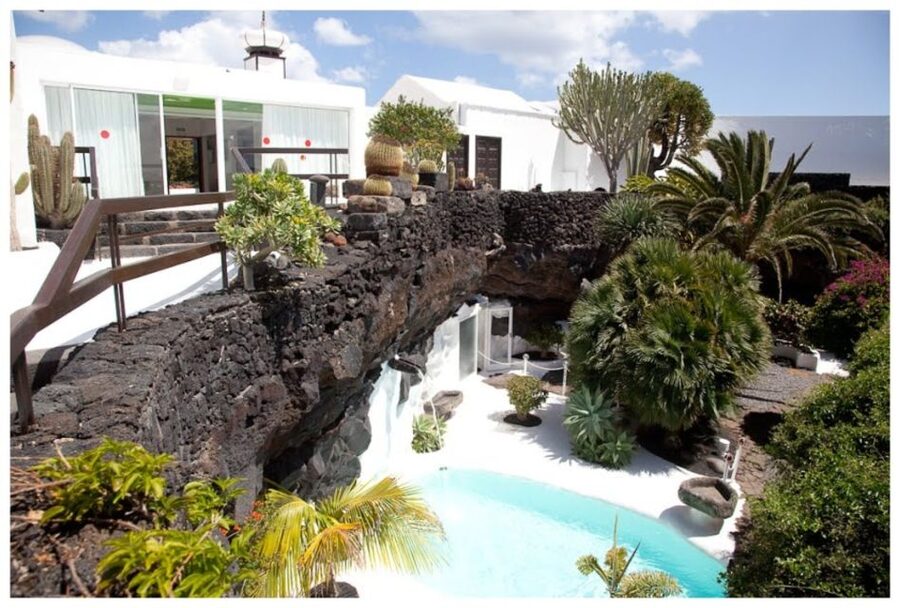 Lanzarote: Full Day Bus Tour with Scenic Views - One day from Lanzarote’s volcanoes to its lava caves