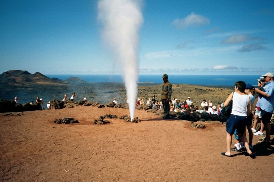 Lanzarote: Full Day Bus Tour with Scenic Views - El Golfo and the Green Lagoon