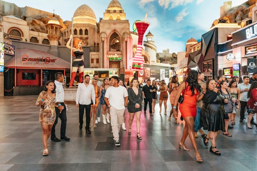 Las Vegas: Club Crawl and Party Bus with Free Drinks - The first clubs: useful access, limited control