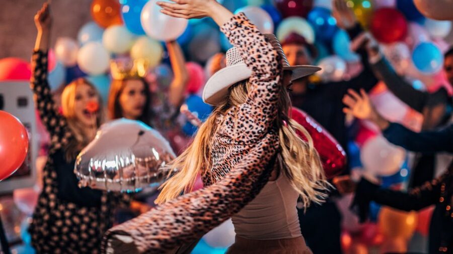 Las Vegas: Country Bar Crawl by Party Bus w/ Mixed Drinks - My take on the party bus format