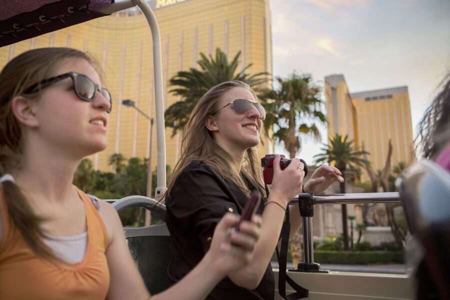 Las Vegas: Hop-on Hop-off Sightseeing Tour by Open-Top Bus - What the digital commentary is really like