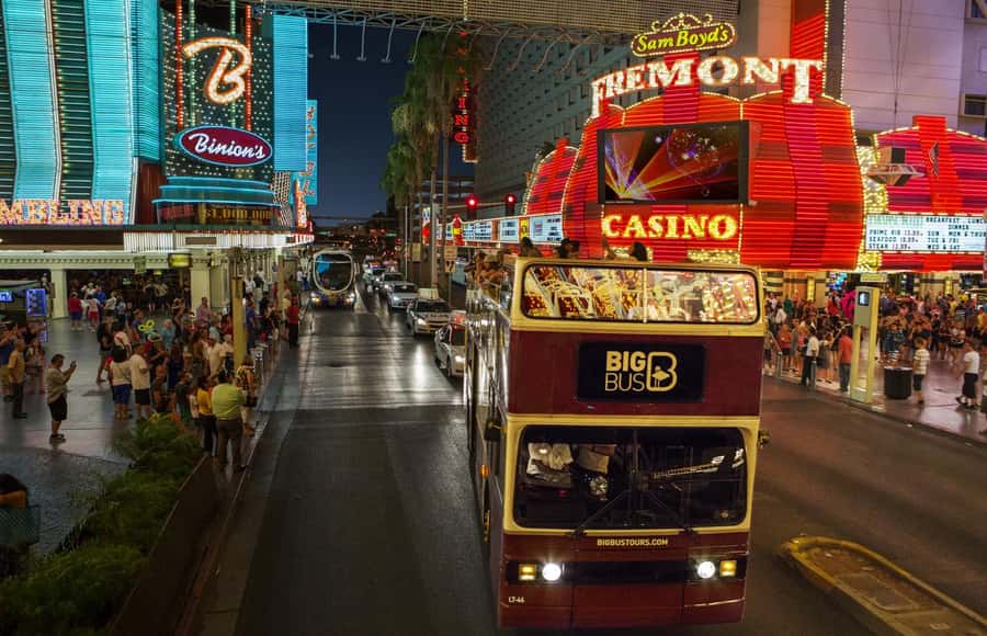 Las Vegas: Neon Museum Experience & Vegas Open-Top Bus Tour - The 15-minute stop at the Las Vegas sign