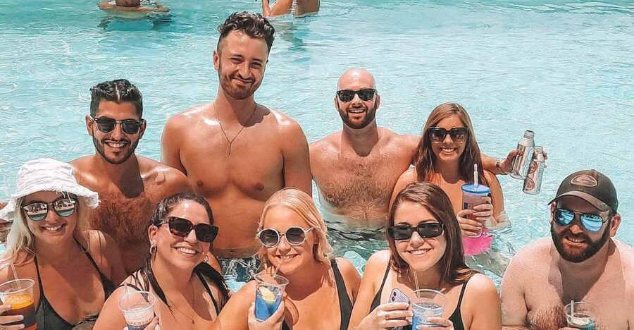 Las Vegas: Pool Crawl with Free Drinks on the Party Bus - The guide and group experience
