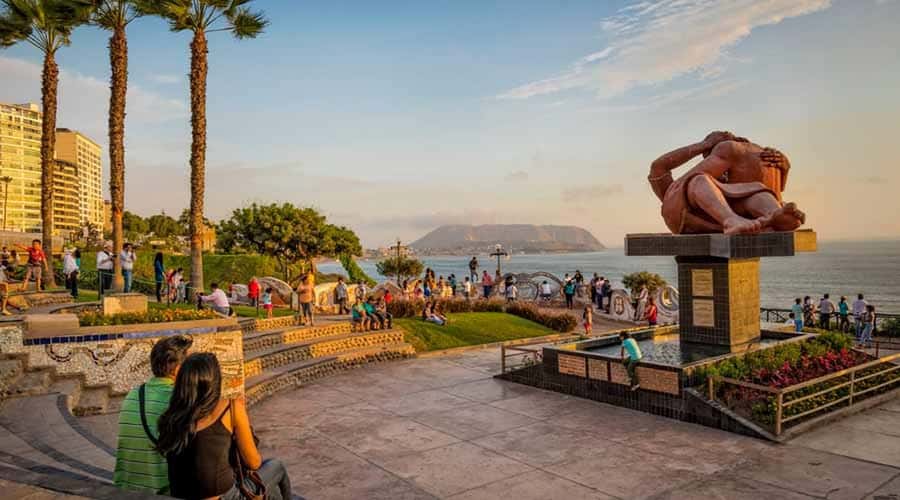 Lima : City tour 360° Panoramic bus - Sightseeing Tour - San Isidro shows Lima’s modern side