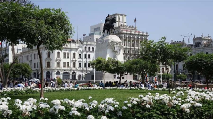 LIMA WALKING TOUR CATACOMBS FROM MIRAFLORES, HISTORICAL CENTER, WINES+BUS - San Francisco and the catacombs are the tour’s main event