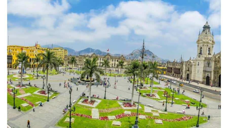 LIMA WALKING TOUR CATACOMBS FROM MIRAFLORES, HISTORICAL CENTER, WINES+BUS - Churros provide a useful Lima food break