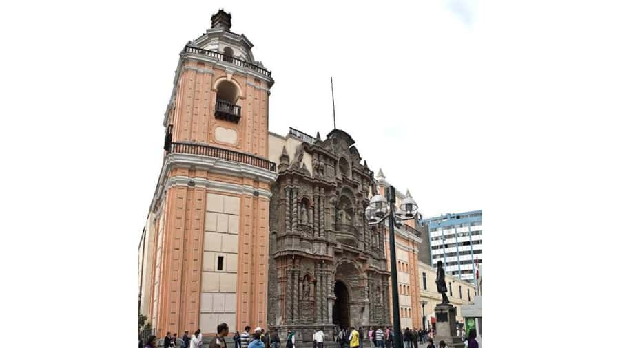 LIMA WALKING TOUR CATACOMBS FROM MIRAFLORES, HISTORICAL CENTER, WINES+BUS - The return bus completes the city picture