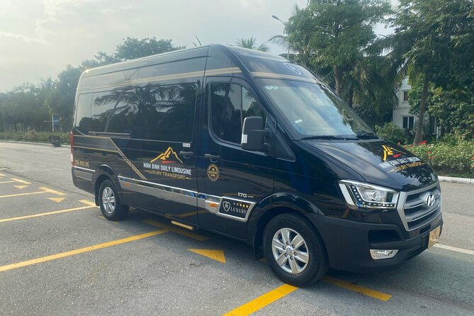Limousine Bus from Hanoi to Ninh Binh/Tam Coc - The planned 15 to 20 minute roadside stop