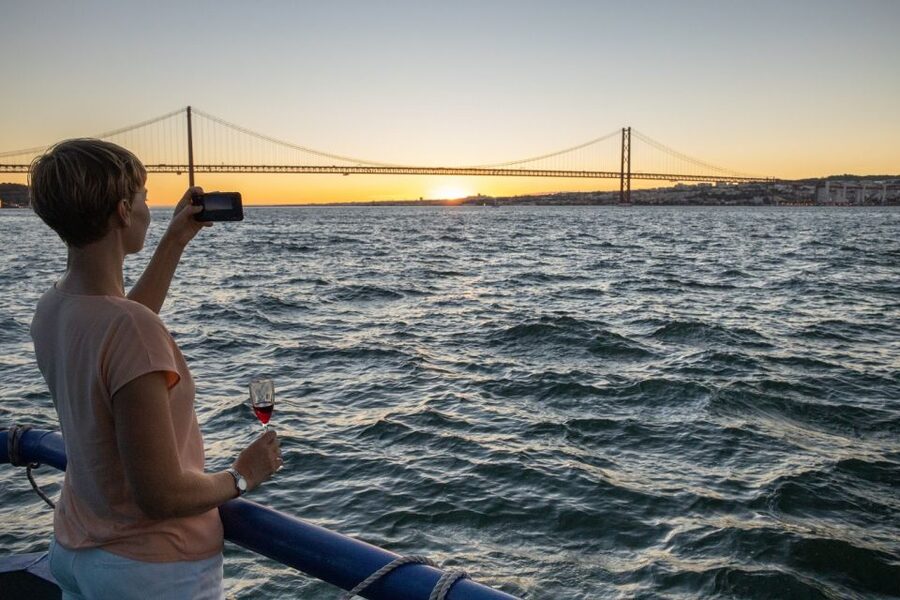 Lisbon: Sightseeing Boat Tour with Hop-On Hop-Off Option - MAAT, Padrão dos Descobrimentos, and Cristo Rei
