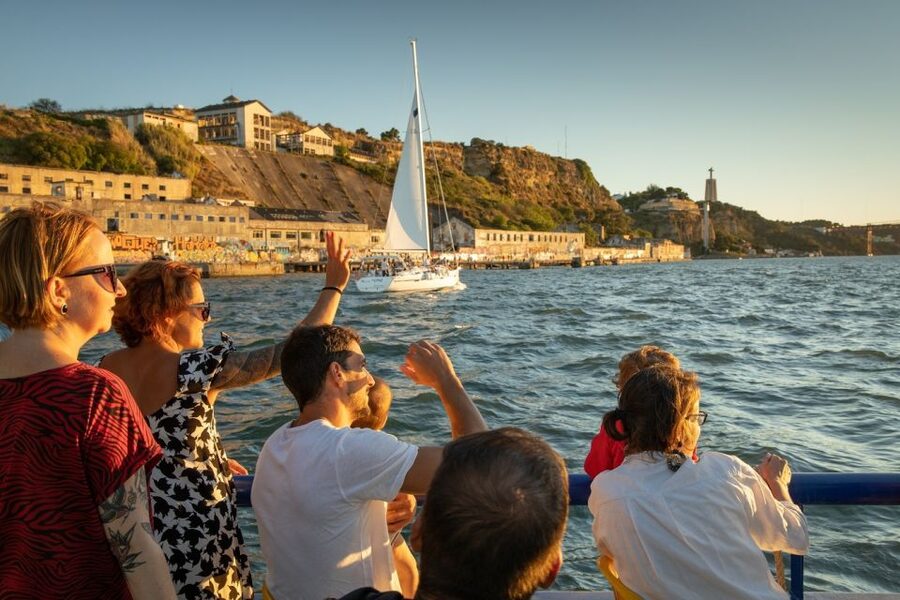 Lisbon: Sightseeing Boat Tour with Hop-On Hop-Off Option - The hop-on hop-off issue deserves careful attention