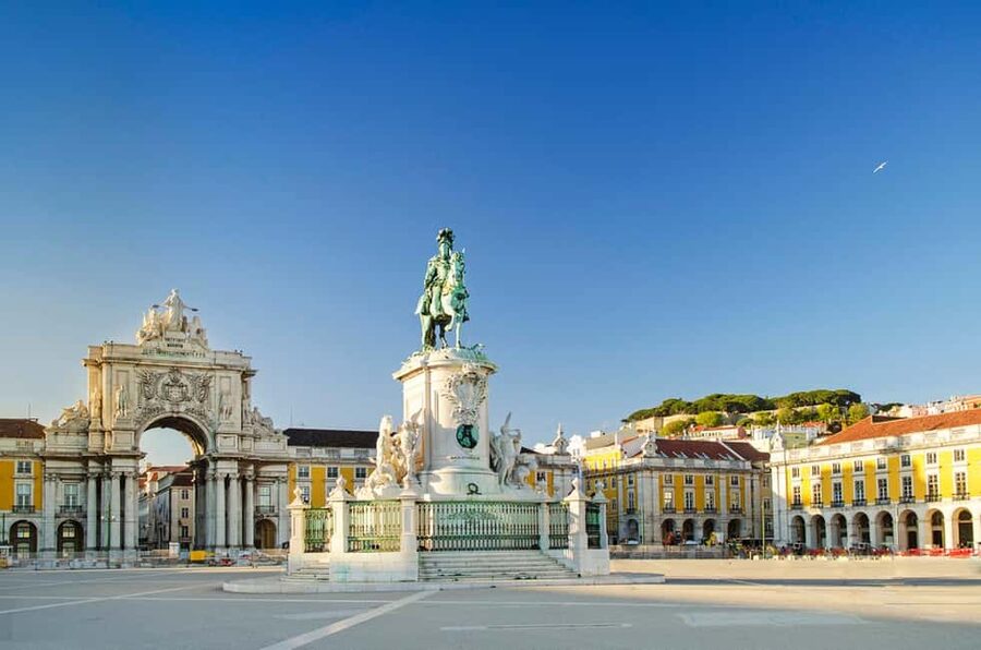 Lisbon: Tuk Tuk Hop-On Hop-Off Tour - Lisbon Cathedral and the Historic Center