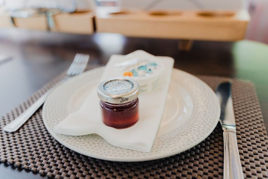 London: Afternoon Tea Bus with a Glass of Prosecco - Why the hosts matter more than the commentary