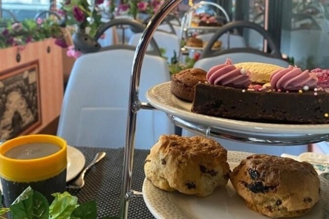 London Afternoon Tea Bus with Panoramic Tour - Westminster Abbey and the heart of old London