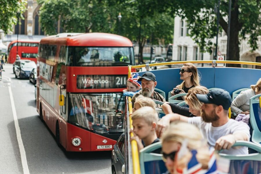 London: Children's Open Top Bus Tour - How the guide keeps young minds involved