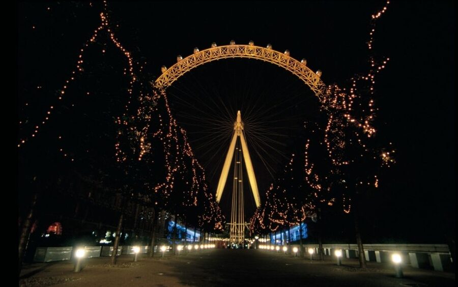 London: Christmas Lights Bus Tour With Live Guide - Small details that can make the ride better