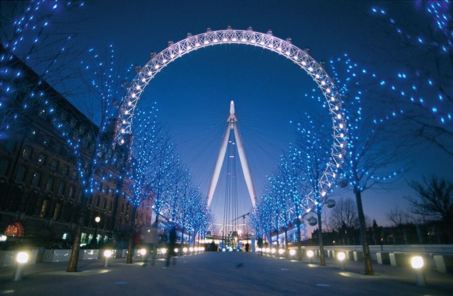 London: Christmas Lights Bus Tour With Live Guide - What 60 to 90 minutes really gives you