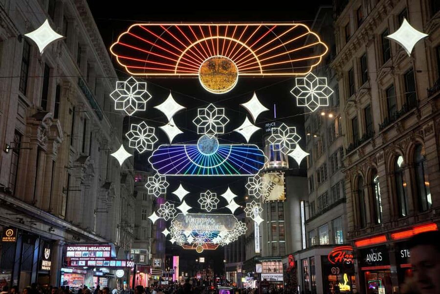 London: Christmas Lights Tour by Vintage Bus - Who should book the vintage bus ride?