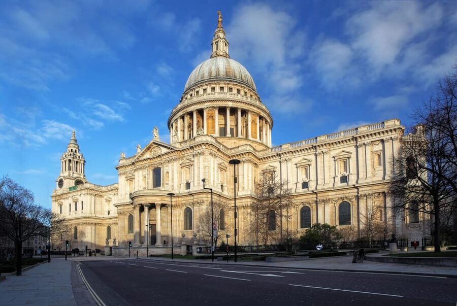 London: Guided Sightseeing Tour on a Vintage Open-Top Bus - The guides make the difference