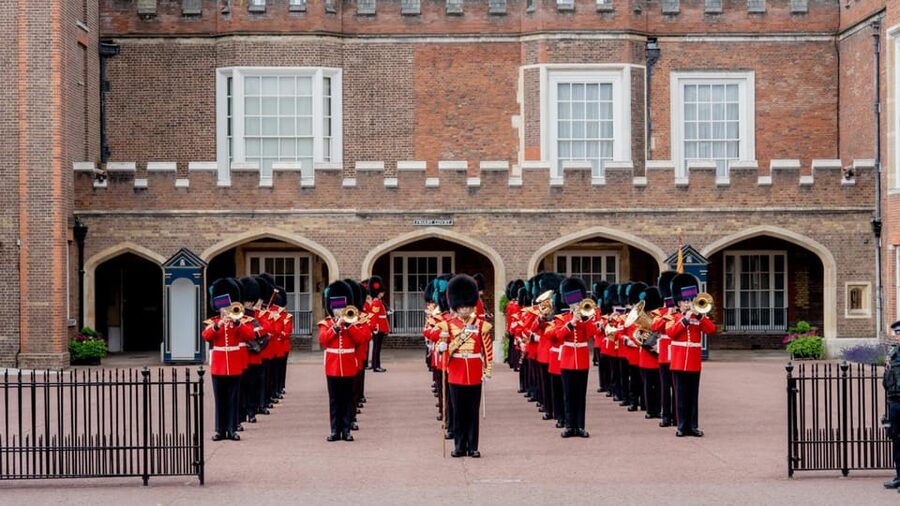 London: Hop-On Hop-Off Pass with Thames River Cruise 24 Hrs - The Landmarks Tour, from Westminster to the Tower