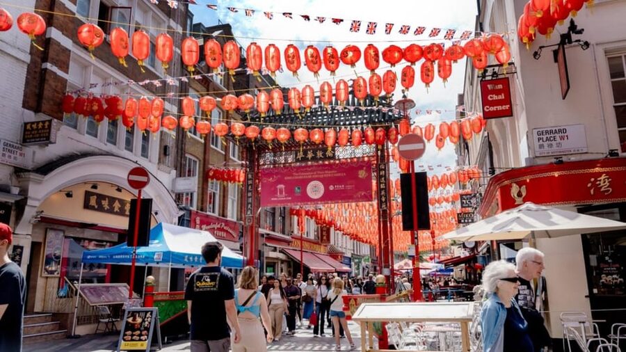 London: Hop-On Hop-Off Pass with Thames River Cruise 24 Hrs - Hyde Park, Notting Hill, and the shorter second loop