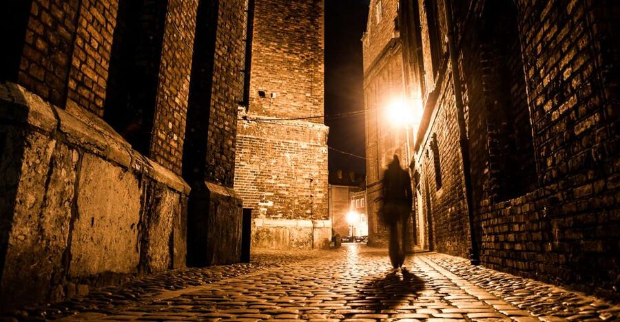 London: Jack The Ripper and Sherlock Holmes Bus Tour - A dark London evening, with a useful coach ride first