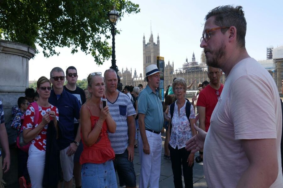 London: James Bond Small Group Mini Coach Tour - Starting at Blackfriars with Bond on the mind