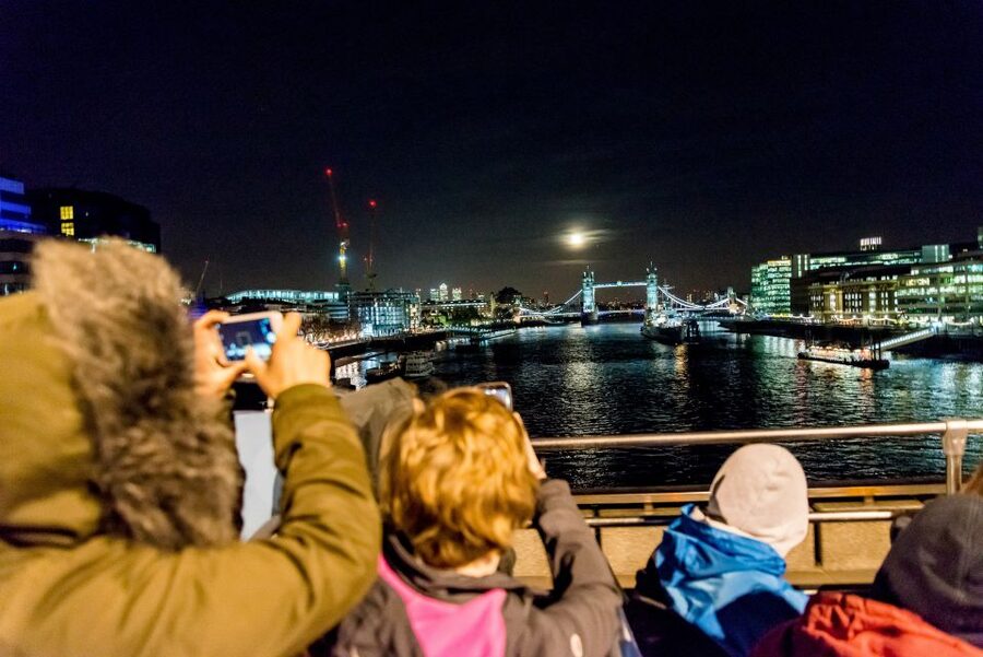 London: Nighttime Open-Top Sightseeing Tour with Live Guide - Live commentary, audio guides, and sound quality