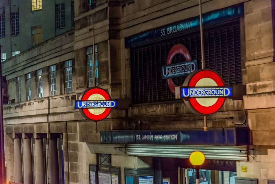 London: Nighttime Open-Top Sightseeing Tour with Live Guide - Choosing your seat and dealing with London weather