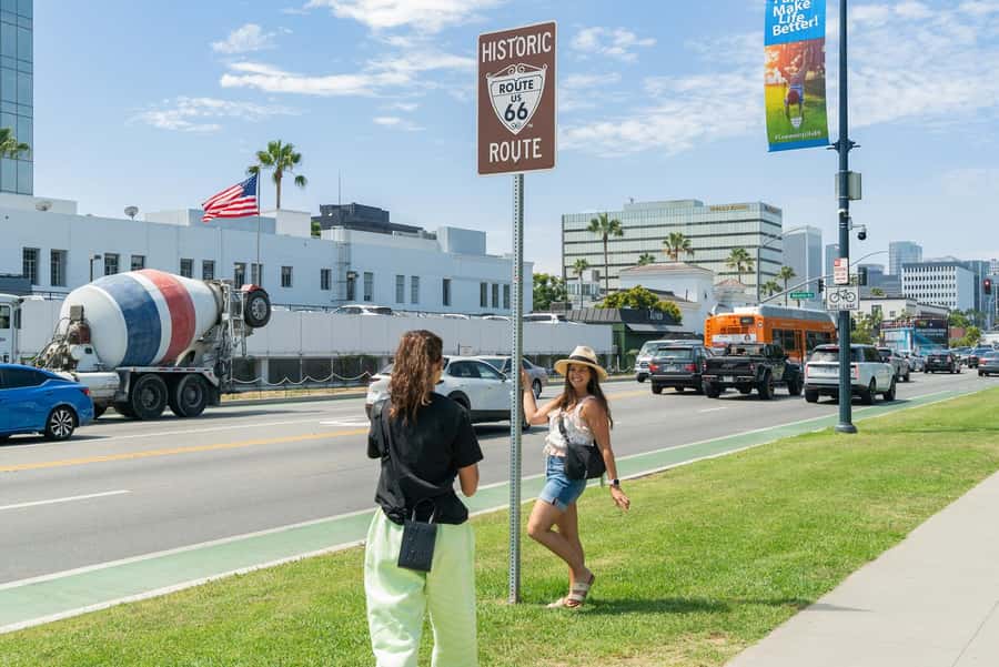 Los Angeles: Celebrity Homes and Hollywood Open-Air Bus Tour - Key points at a glance